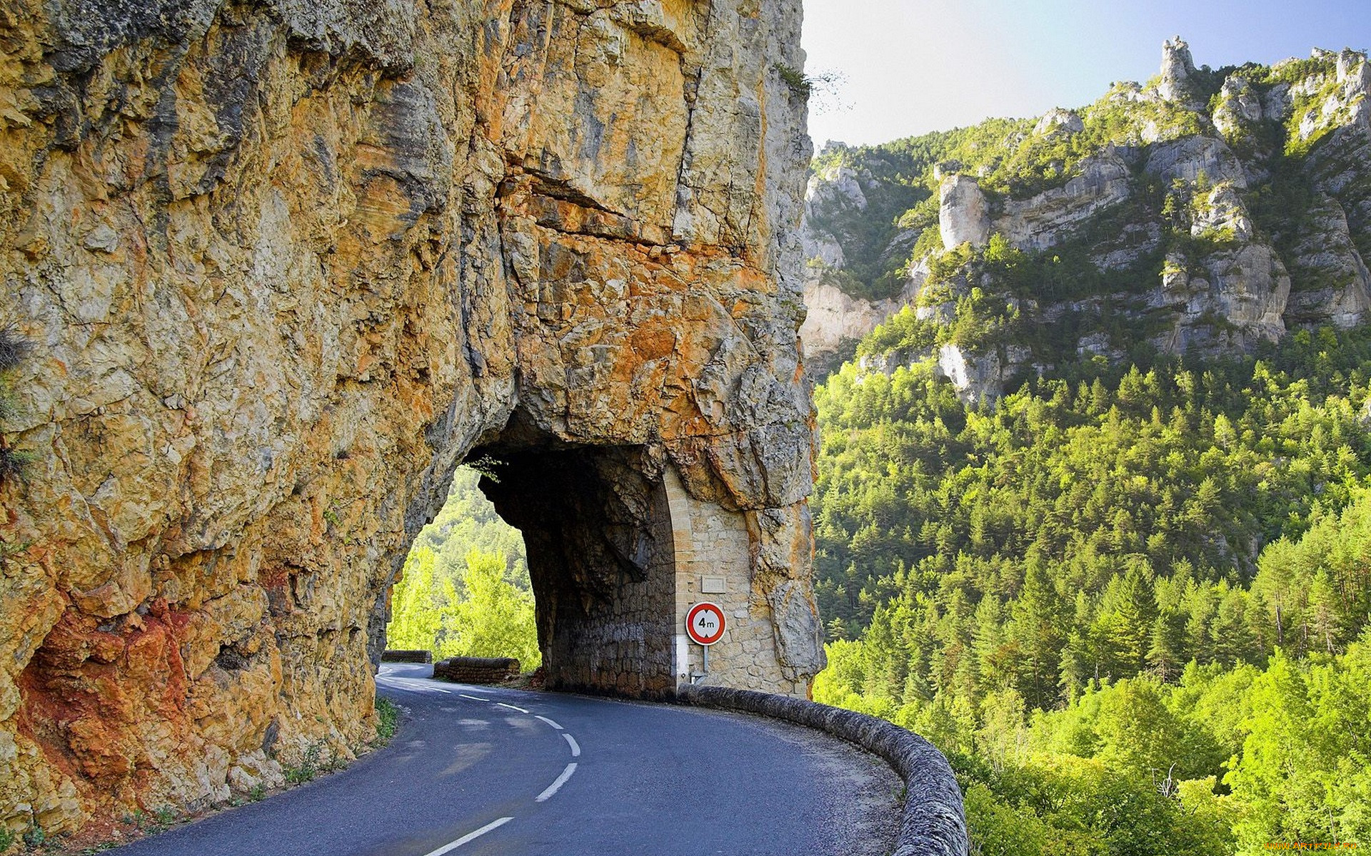 За тем поворотом дороги оказалась деревня. Горный тоннель Гуолян. Скала-туннель (tunnel Rock). Дорога в гору. Туннель в скале.